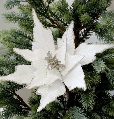 Bild av elegant vit julblomma med gnistrande detaljer