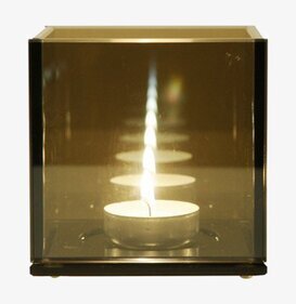 Bild av elegant ljuslykta med rökfärgat glas och djup