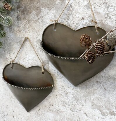 Foto av dekorativa hjärtan i antik mässingsfinish