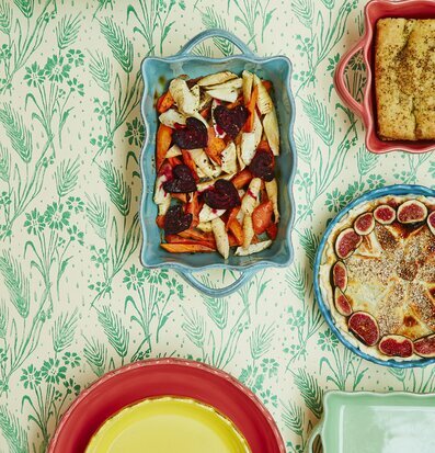 Bild av färgglada ugnsformar i kreativt arrangemang