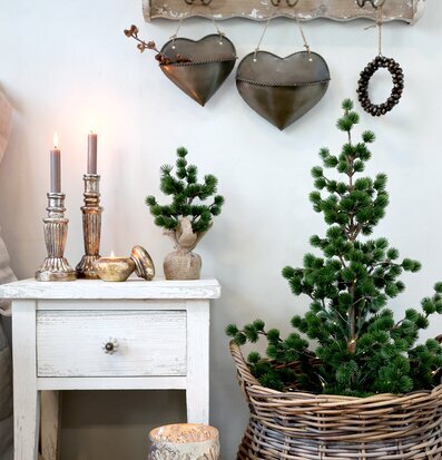 Bild av charmig inomhusmiljö med antik inredning