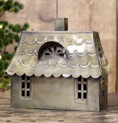 Bild av charmig antik mässing ljuslykta i heminredning