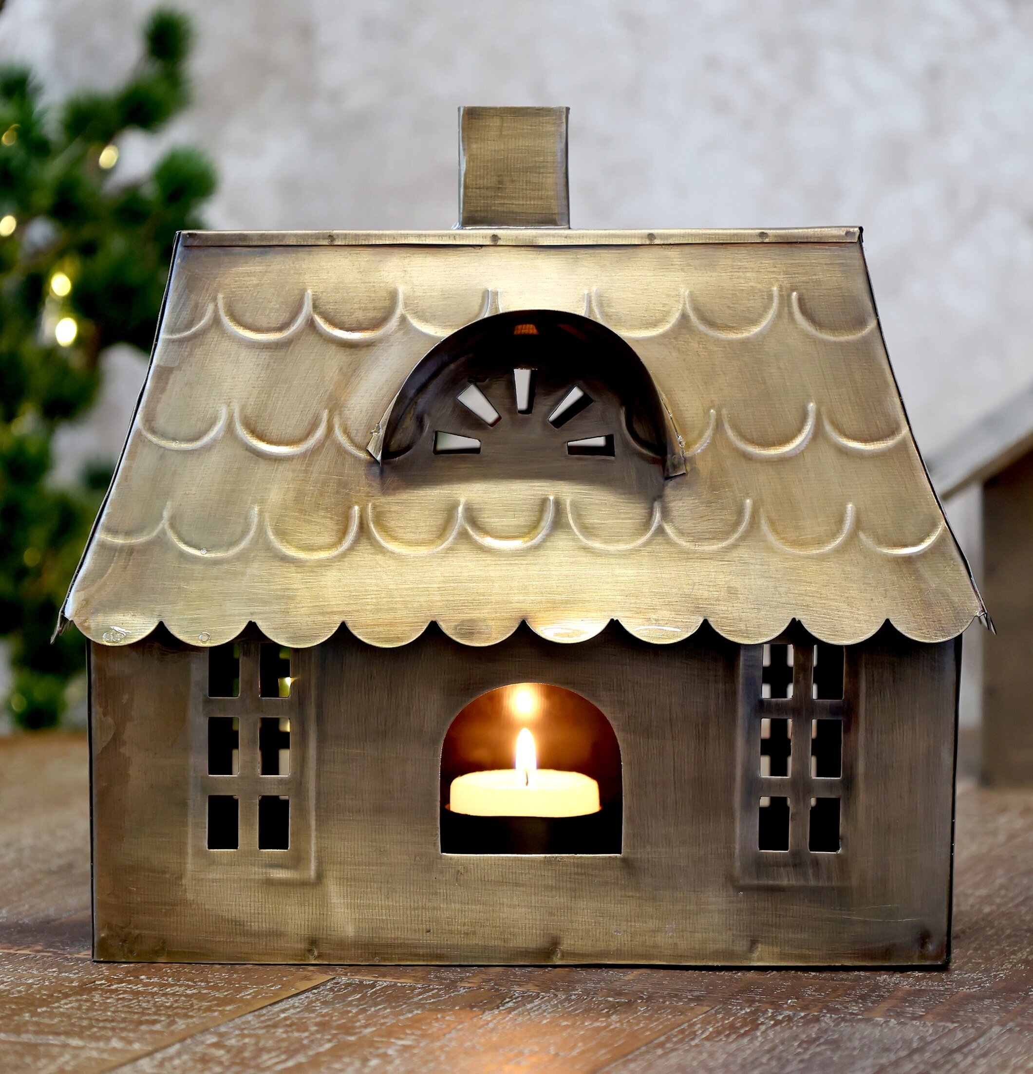 Bild av antik mässingsljuslykta med gammaldags charm