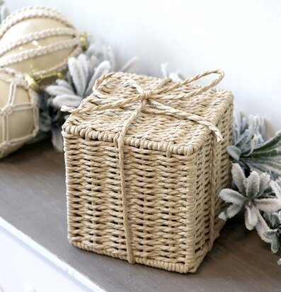 Bild av rustik rottinglåda med julkulor och kvistar