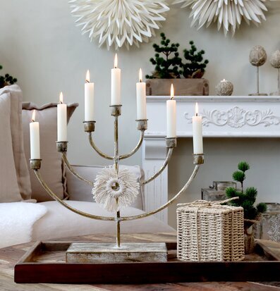 Bild av elegant och mysig inredning med ljusarrangemang