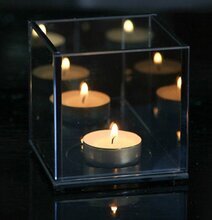 Bild av stilren ljuslykta med rökgrå glaskub-design