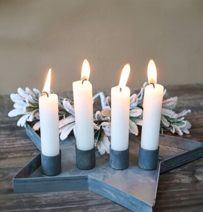 Bild av stilfulla ljushållare i antik zink på bricka