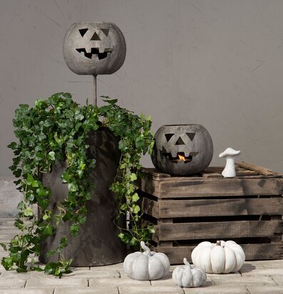 Bild av höstdekoration med pumpa och marschallljus