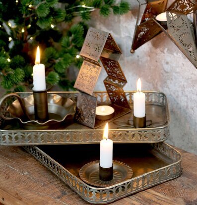 Bild av elegant ljushållare och rustik inredning