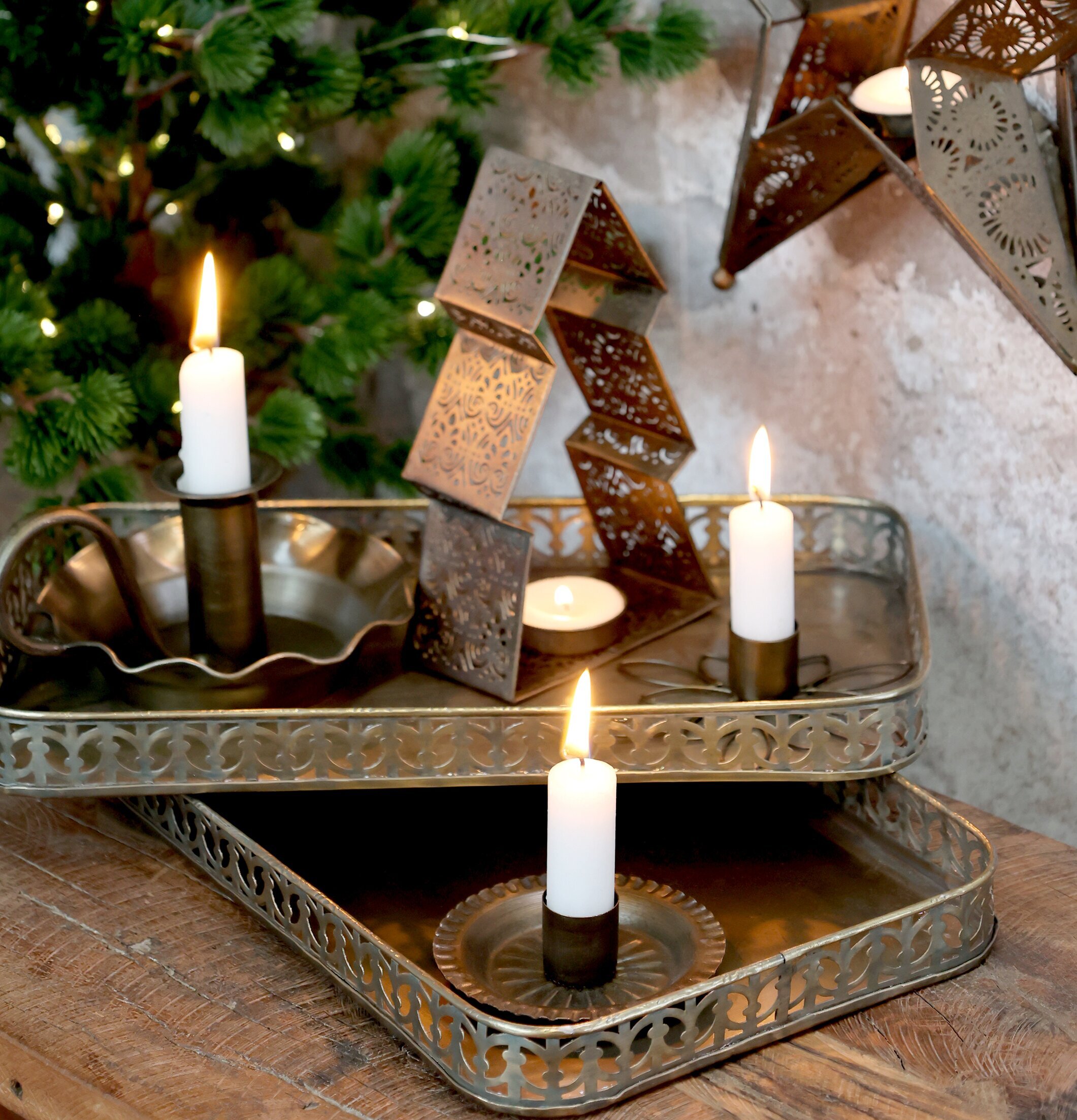 Kammarljusstake Antik Mässing från Chic Antique på träbord