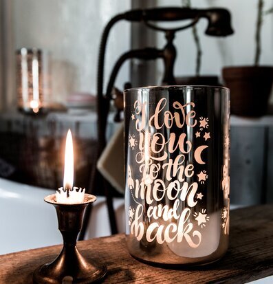 Foto av mysig inredning med ljusstake och ljuslykta