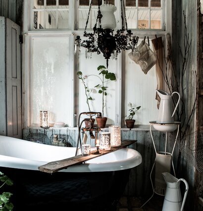 Bild av lantligt badrum med rustik och charmig inredning
