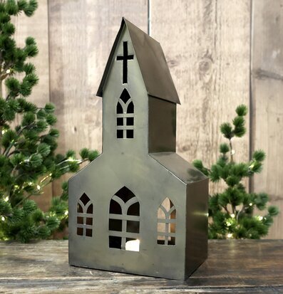 Bild av antik ljuslykta i rustik och hemtrevlig miljö