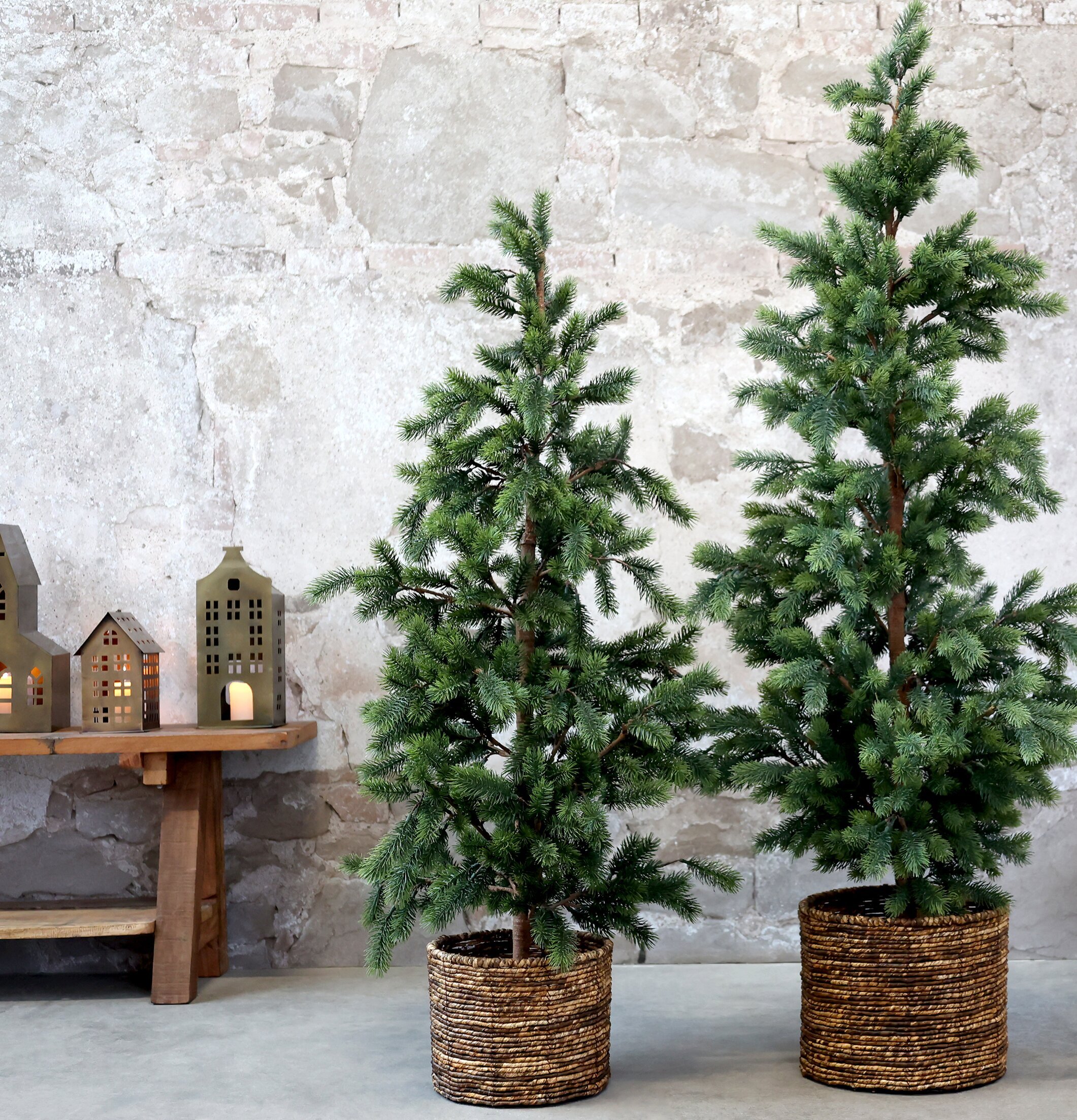 Ljuslykta Kyrka Antik Mässing från Chic Antique på betonggolv