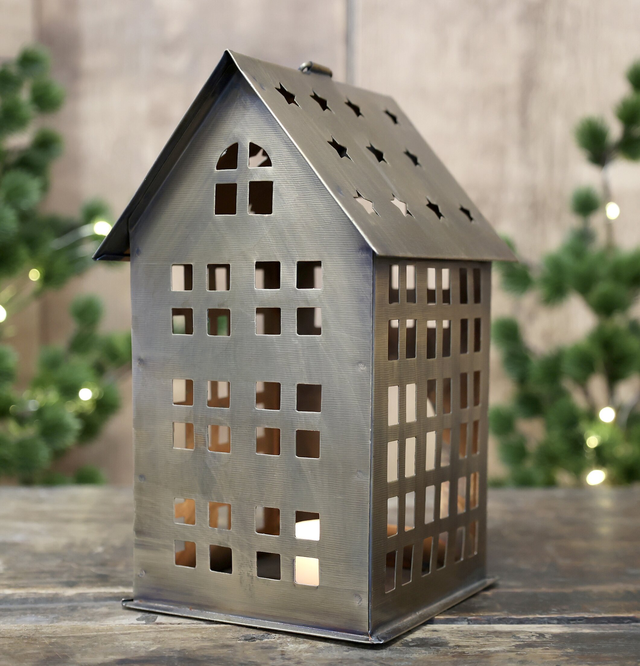 Ljuslykta Hus Antik Mässing från Chic Antique med julbelysning