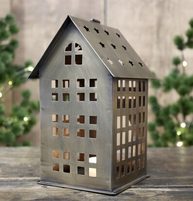 Foto av ljuslykta i antik mässing med stjärndetaljer