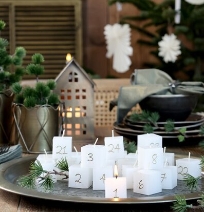 Bild av julstämning med adventsljus och dekorationer