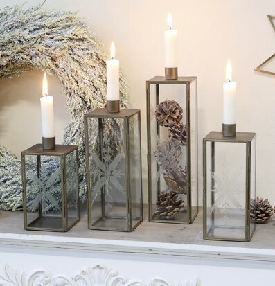 Bild av stämningsfull vinterdekoration med ljusstakar