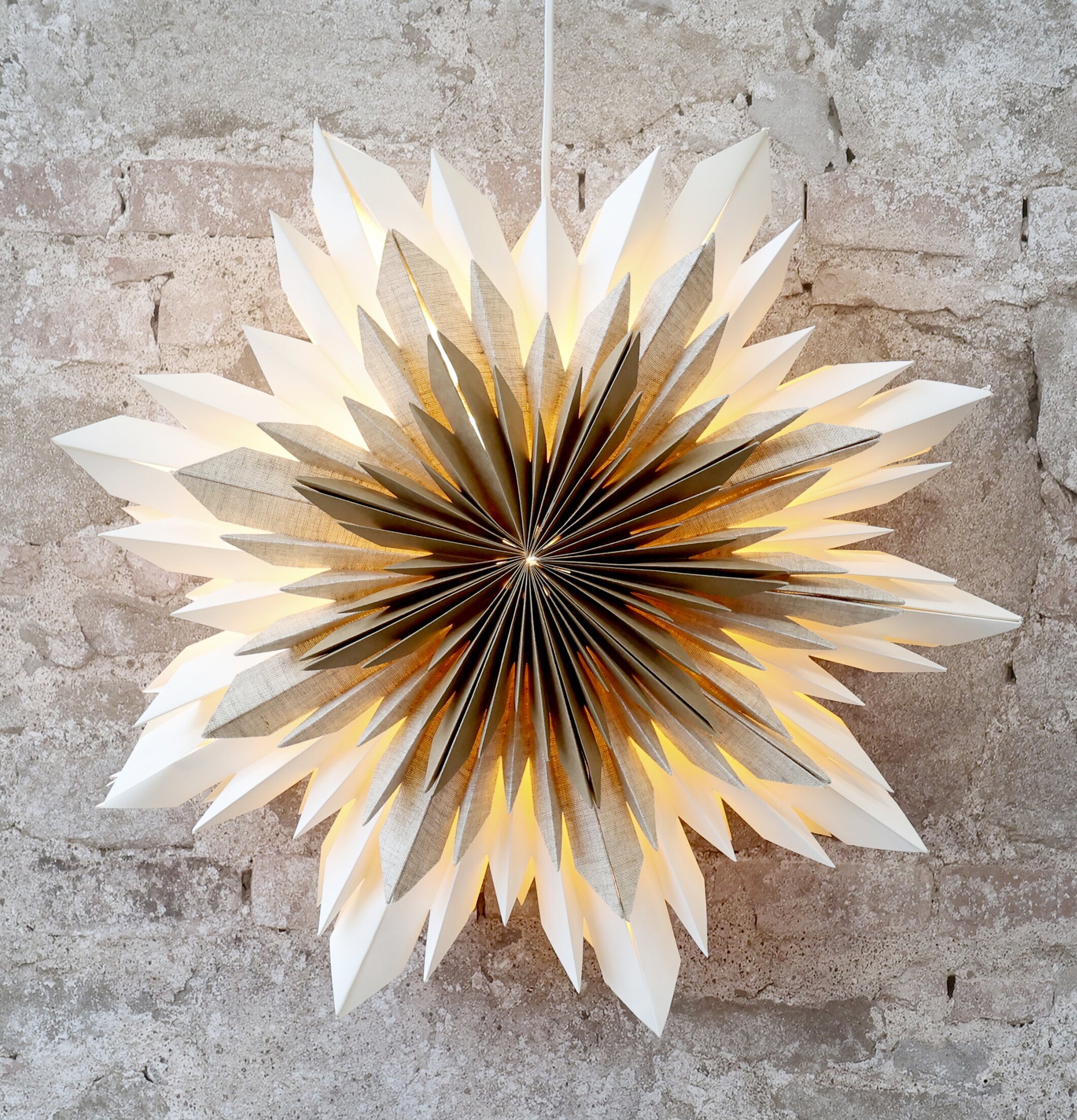 Adventsstjärna Vintage Creme från Chic Antique mot tegelvägg