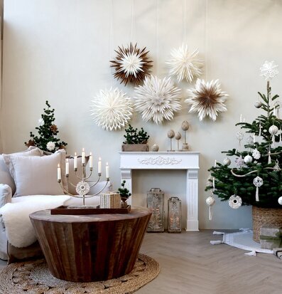 Bild av stilfullt inrett rum med juldekorationer