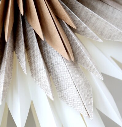 Foto av elegant adventsstjärna i varm, jordnära ton