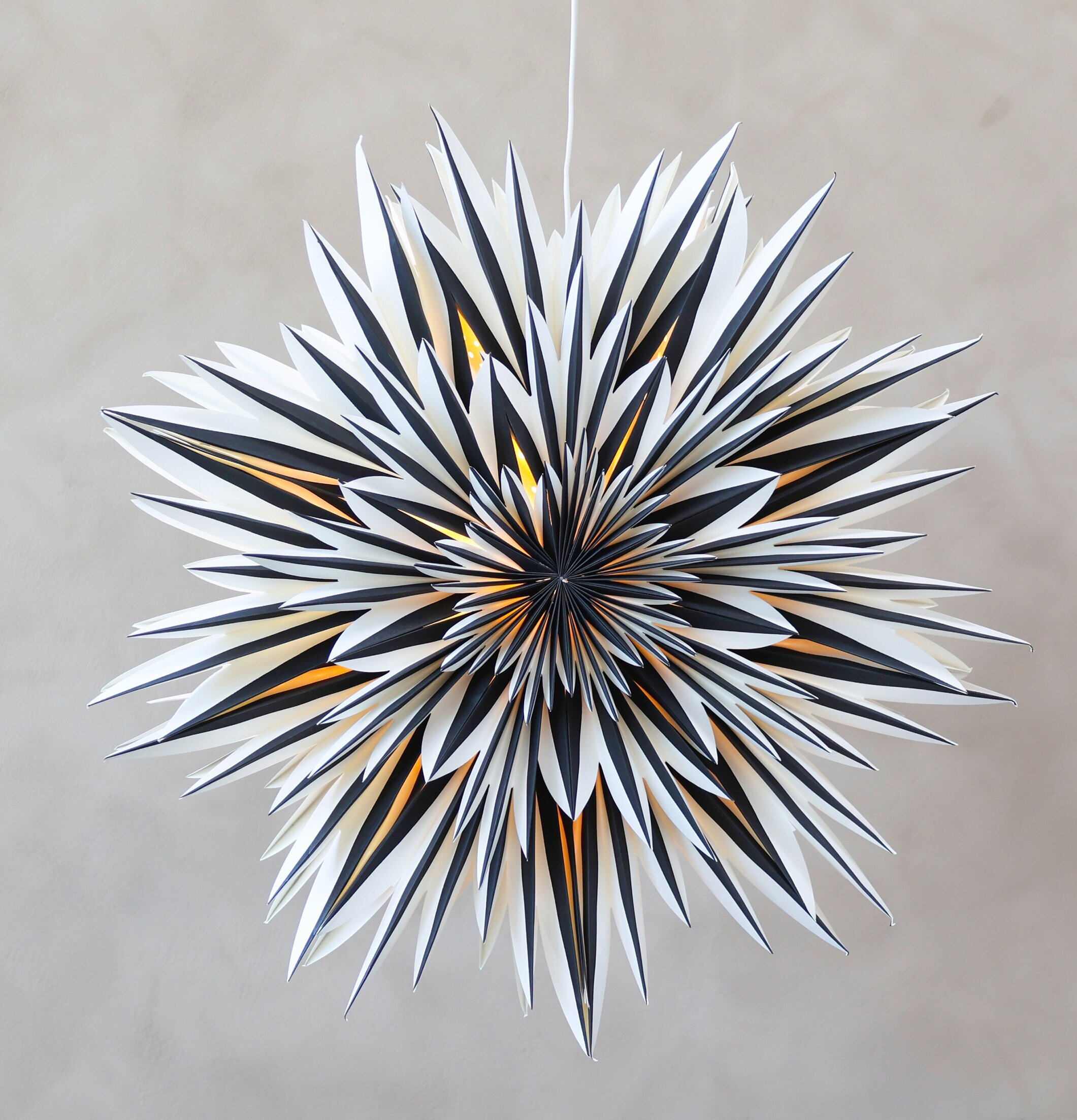 Bild av adventsstjärna med elegant design och ljus