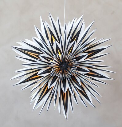 Bild av adventsstjärna med elegant design och ljus