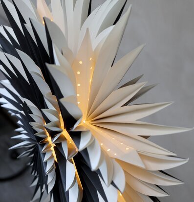 Foto av svart adventsstjärna med ljus och kontrast