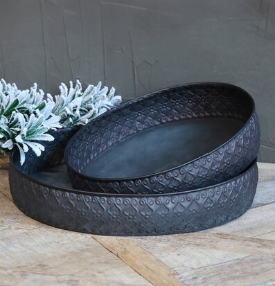 Bild av dekorationsfat i antiksvart med grankvistar