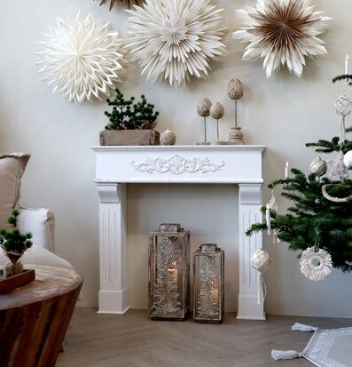 Bild av elegant rum med fransk öppen spis i centrum