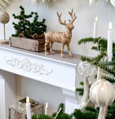 Bild av elegant dekoration på antik fransk öppen spis