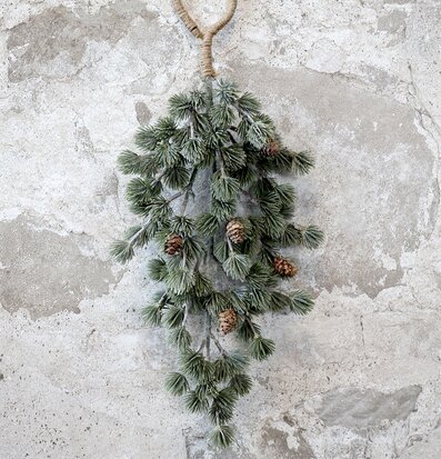 Bild av dekorativ cedergran med kottar och snöre