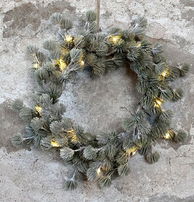 Foto av dekorativ krans med LED-lampor och cederträ