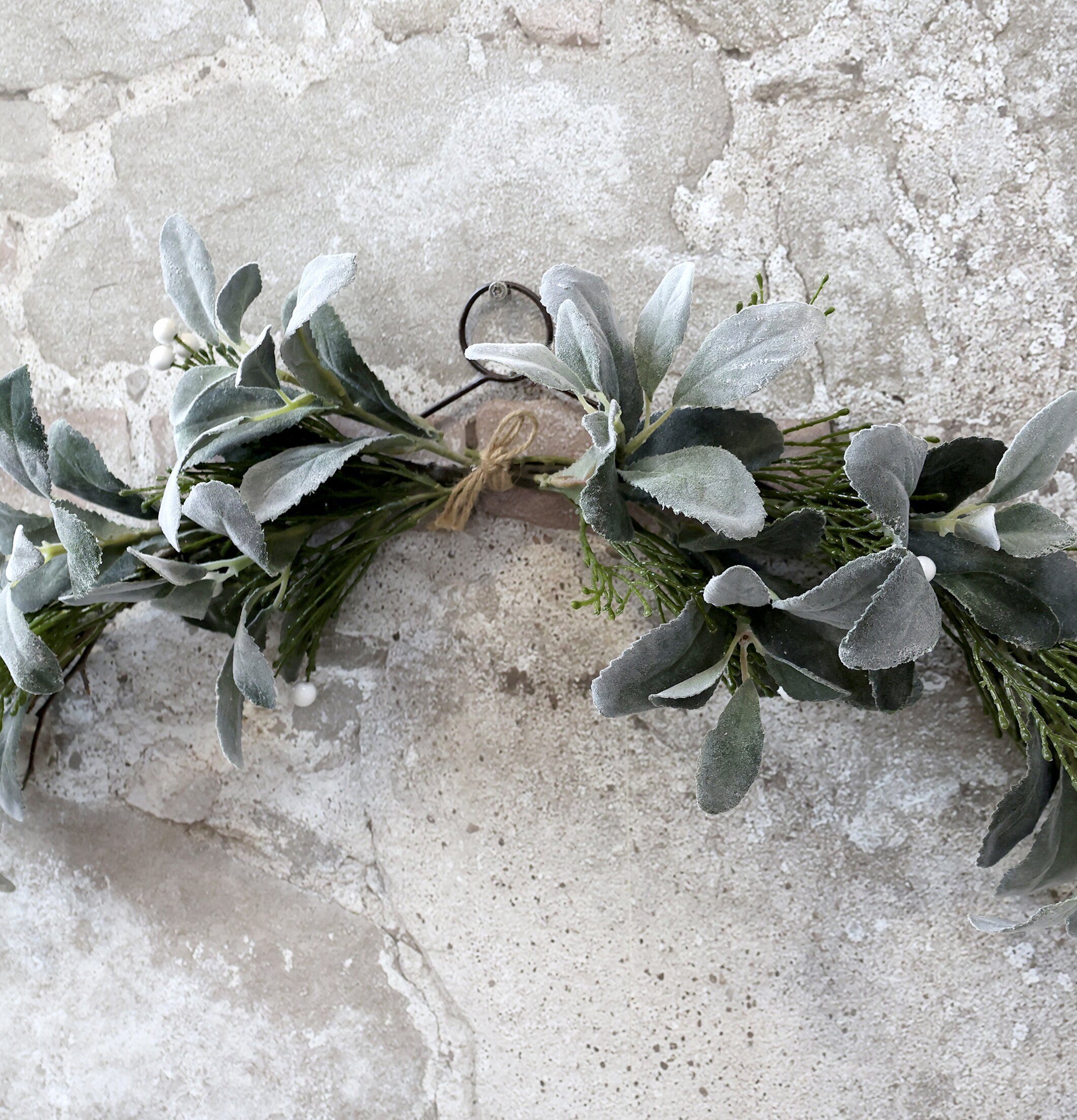 Fleur Grandekoration Blad/Bär från Chic Antique mot stenvägg