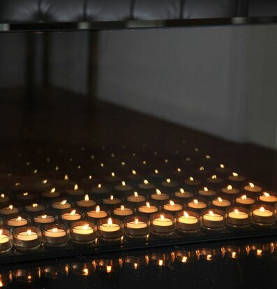 Foto av modern ljusinstallation med rökgrå glasdesign