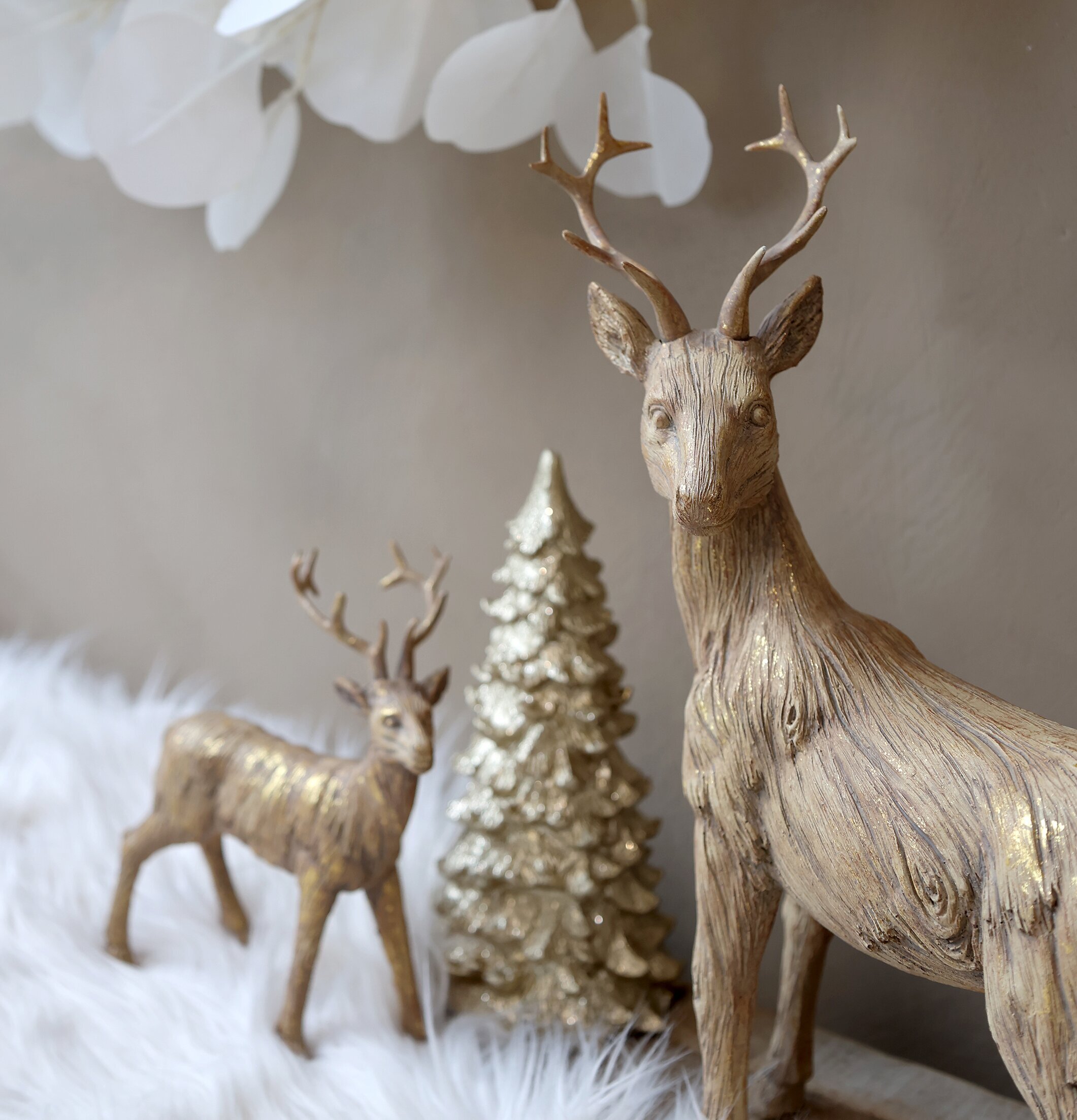 Hjort Natur/Guld från Chic Antique med vit fluffig matta