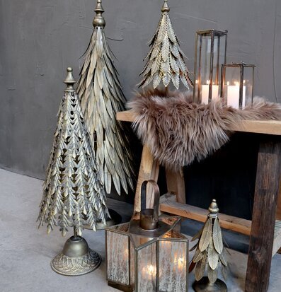 Bild av stämningsfull juldekoration med mässingsdetaljer