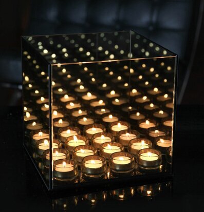 Bild av en elegant ljuskub med spegelglas och varm glöd