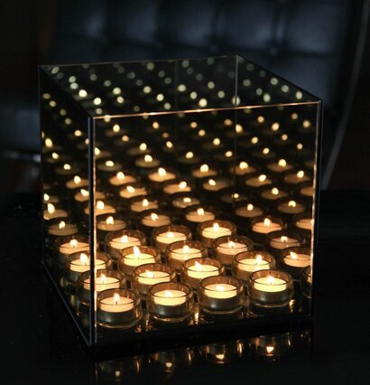 Endless 16 Light Cube Smokey från Endless Light på svart yta