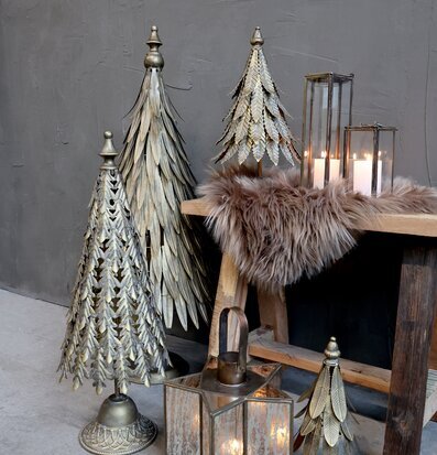 Bild av elegant juldekoration med antik mässingsgran