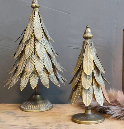 Foto av julgran i mässing med lyktor och mysig miljö