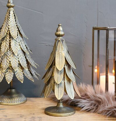 Bild av dekorativa julgranar och lyktor i mässing