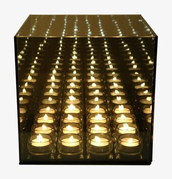 Bild av iögonfallande ljusinstallation i rökigt glas