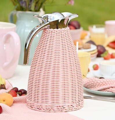 Bild av termoskanna i rosa för somrig trädgårdsfika