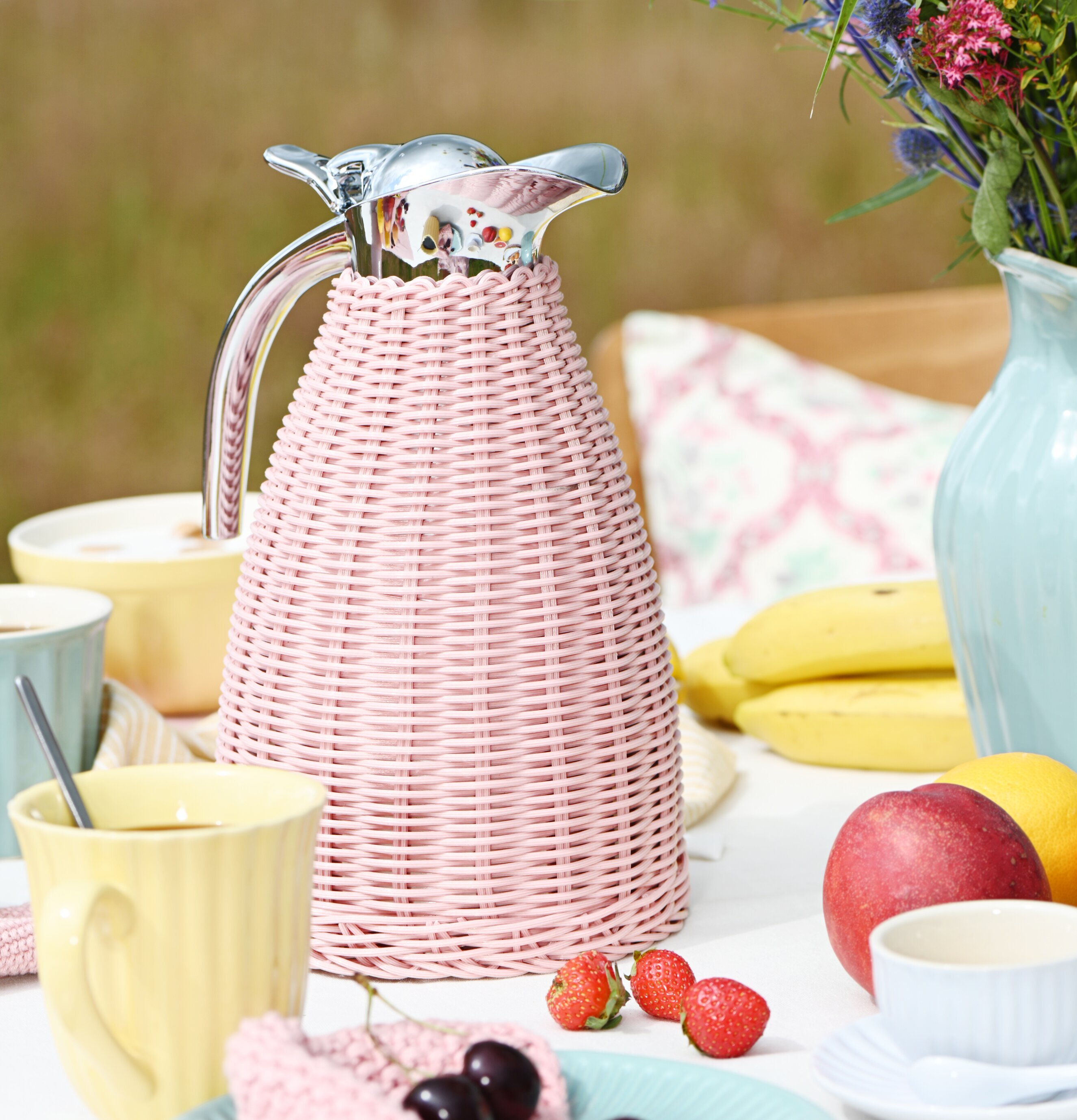 Termoskanna Rosa från IB Laursen i en somrig picknickmiljö