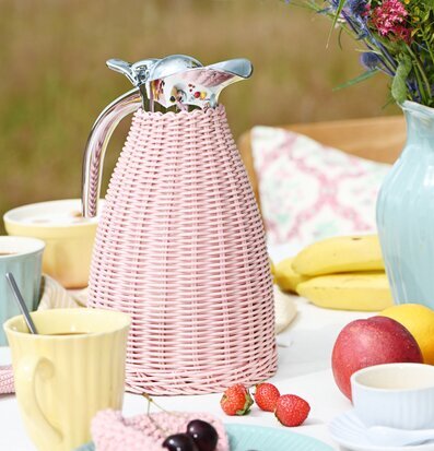 Bild av en stilfull termoskanna i en färgglad scen