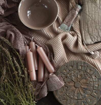 Bild av harmoniskt arrangerade produkter och textilier