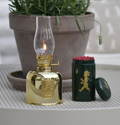 Bild av elegant fotogenlampa och matchande detaljer