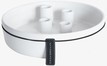 Foto av elegant vit ljusstake med fyra ljushållare