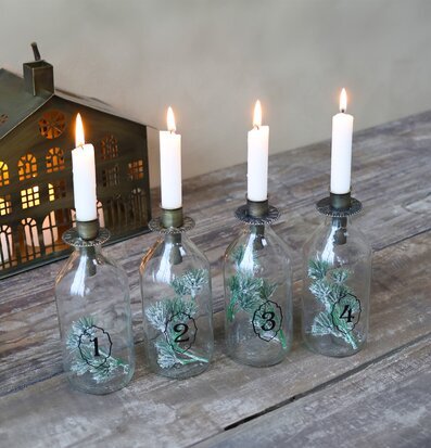 Bild av stämningsfull adventsljusstake och dekorationer